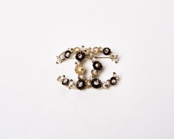 Chanel – Broche à perles